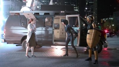 Okay, you'll be safer in the van. - Supergirl