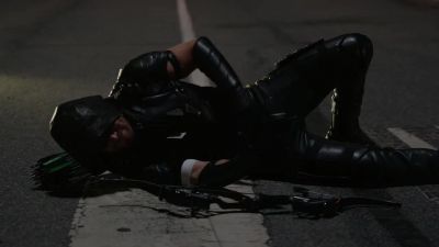 [oliver groaning] - Arrow