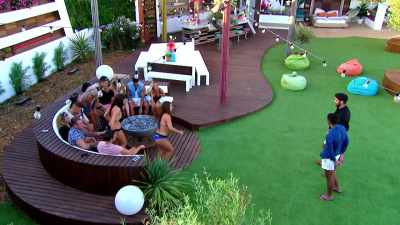 ‐Oliver.
‐IAIN: But then he dropped
a bombshell. - Love Island
