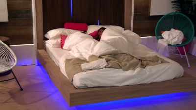 Olivia is getting on
with Terry just fine. - Love Island