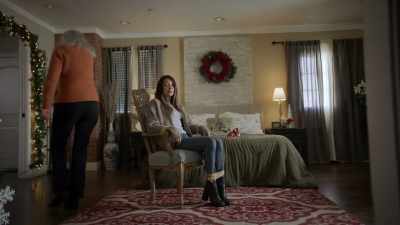 (ominous music continues)
(footsteps thumping) - It’s Beginning to Look a Lot Like Murder