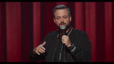 On dirait une bouée sur une océan,
visible de tous, - Nate Bargatze: The Tennessee Kid