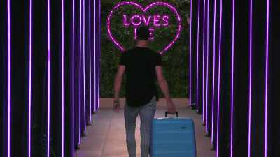 >> ON FRIDAY MICHAEL THE VEGAN - Love Island