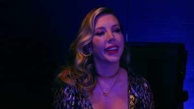 On joint la muscu à l'agréable. Oui ! - Backstage with Katherine Ryan