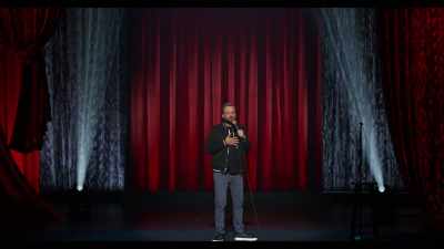 On lui demande : "Vous pouvez le tenir ?"
Lui : "Comment ?" - Nate Bargatze: The Tennessee Kid