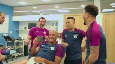 -[on smartphone] Oi, oi!
-[laughter] - All or Nothing: Manchester City
