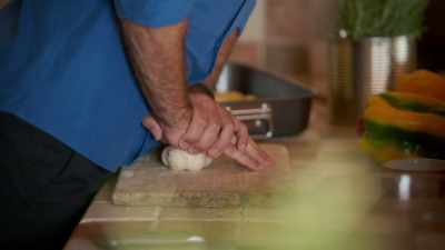 On the chopping board, you crush
them with your hands, OK, like this. - Gino's Italian Family Adventure