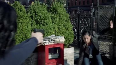 - On the ground, now!
- Drop your weapon! - Blindspot
