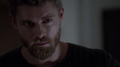 - On the ground, now!
- Drop your weapon! - Blindspot