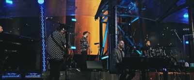 On the keyboards there, that's Marcus Byrne. - Jeff Lynne's ELO: Wembley or Bust