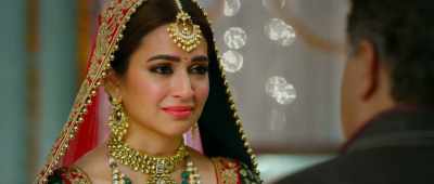 Once you become officer,
Dad, Sattu, everyone will relent. - Shaadi Mein Zaroor Aana