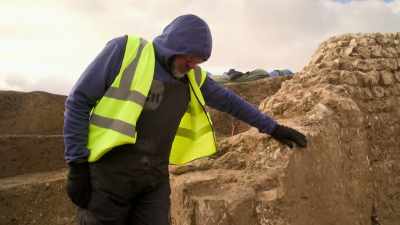 Once it's fully dug out,
Tony finds a clue to its function. - Lost Treasures of Rome
