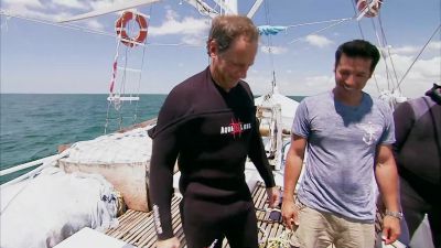 ONCE TROY'S BACK IN THE WATER,
IT TAKES ABOUT THREE SECONDS - Dirty Jobs