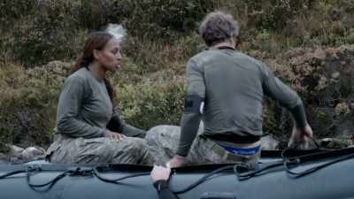 Once we're in we both put the wire
over. Right? Yeah. - Celebrity SAS: Who Dares Wins