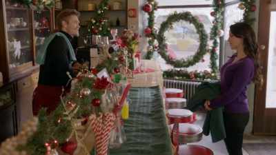 One latte coming up.
- Thank you. - Angel Falls Christmas