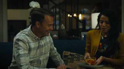 - One more slice.
- Oh, yeah. - Naomi
