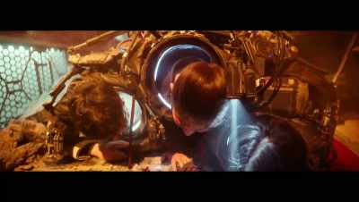 -One, two, three, hold on!
-[Qian screams] - The Wandering Earth