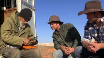 One. Two. You see there? - Outback Opal Hunters