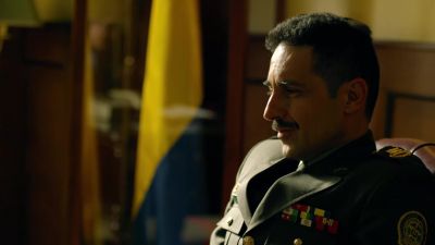 One vehicle, three men. - Narcos