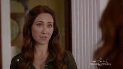 Only you would buy a
house that turned out - The Julius House: An Aurora Teagarden Mystery