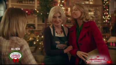 Ooh! As much as I want
to see what's inside, - Christmas Town