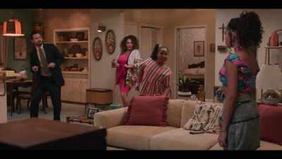 - Ooh, Castelli dance party. - Gordita Chronicles