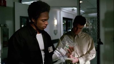      Ooh! Chicago bankroll. - CSI: Crime Scene Investigation