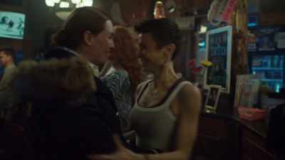 - Ooh, hi, baby! - Hi!
- Let's get a drink. - Wynonna Earp: Vengeance
