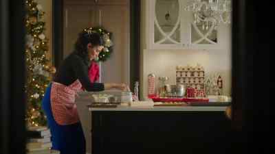 Ooh! I'm going to have to put
some sugar. Ba-ba-ba-ba. - Unwrapping Christmas: Mia's Prince