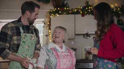 Ooh, it's a bit tight
in this kitchen. - Christmas at Plumhill Manor