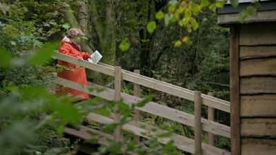 Ooh, look here, see, in the door, - Extraordinary Escapes with Sandi Toksvig