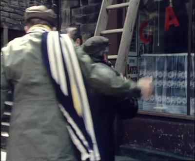 Ooh! Oh, by cor, that's heavy. - Last of the Summer Wine