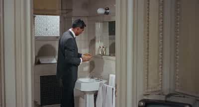 Bulletin, Kaplan has dandruff. - North by Northwest