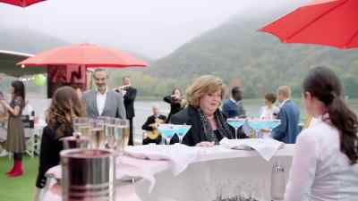 Ooh. Thank you. - Love on the Danube: Kissing Stars