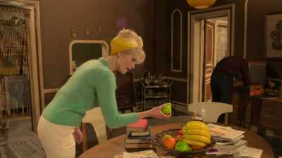 - Ooh, what a perfect pear!
- Ooh, cheeky! - Funny Woman
