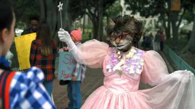 ‐ Ooh, wow!
‐ [Cat Lady chuckles] - Dollface