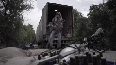 Ooh, yeah, hang on to that. - Fear the Walking Dead