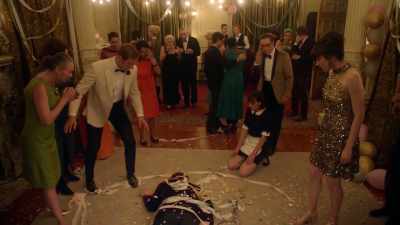 - OONA: [ Gasps ]
- WOMAN: Is he breathing? - Ms Fisher's Modern Murder Mysteries