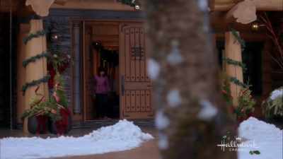 Oooh, it looks icy out there. - Christmas at Holly Lodge