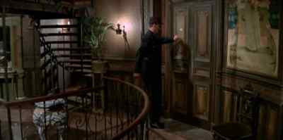 Open up, police! - Hotel Paradiso