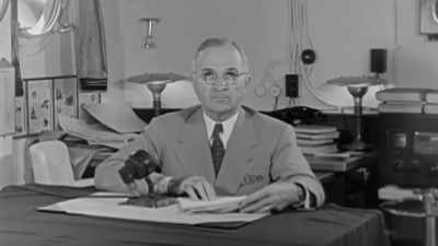 Oppenheimer's agenda
is to persuade - To End All War: Oppenheimer & the Atomic Bomb