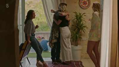 - Or can anyone join in?
- Seany, look at you. - The Holiday