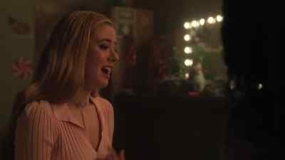 - Or that I was the one...
- Don't say that, Kelly. - Pretty Little Liars: Original Sin