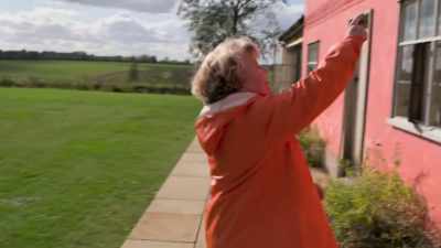 Or is it...? -- It's a mouse.
It's like a mouse. - Extraordinary Escapes with Sandi Toksvig