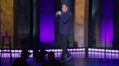 Orice joc care necesită
cască de protecţie şi schiţe... - Brian Regan: Nunchucks and Flamethrowers