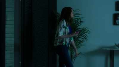 - Oscar?
(lock whirrs) - Smart Home Killer