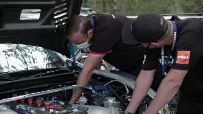 Other teams pitching in,
fabulous camaraderie here. - Pike's Peak: On The Edge