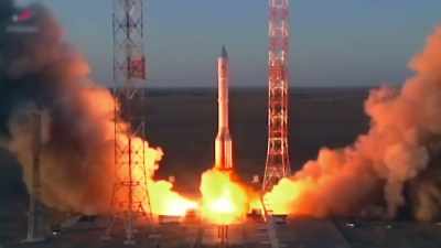 Otte dage efter opsendelsen
fra kosmodromen i Kasakhstan- - Space Titans: Musk, Bezos, Branson