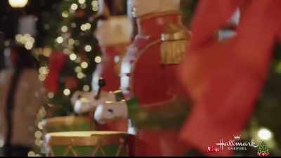 - Ouf, we survived.
- We survived. - A Majestic Christmas