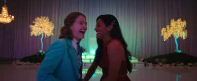 -Our first prom-goers have arrived.
-Yeah. - The Prom